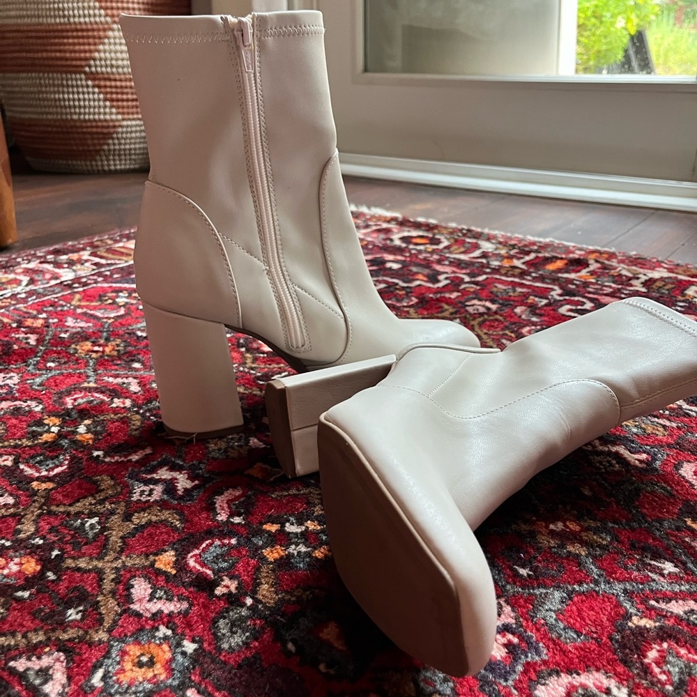 Retro white ankle boots size 9.5 women’s